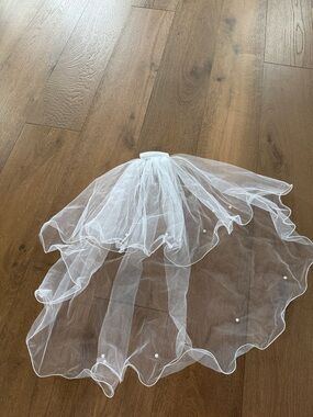 Bridal Veil with Pearl Accents - White
